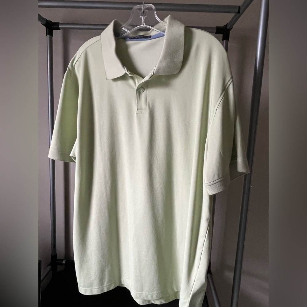 Men’s short sleeve polo shirt.